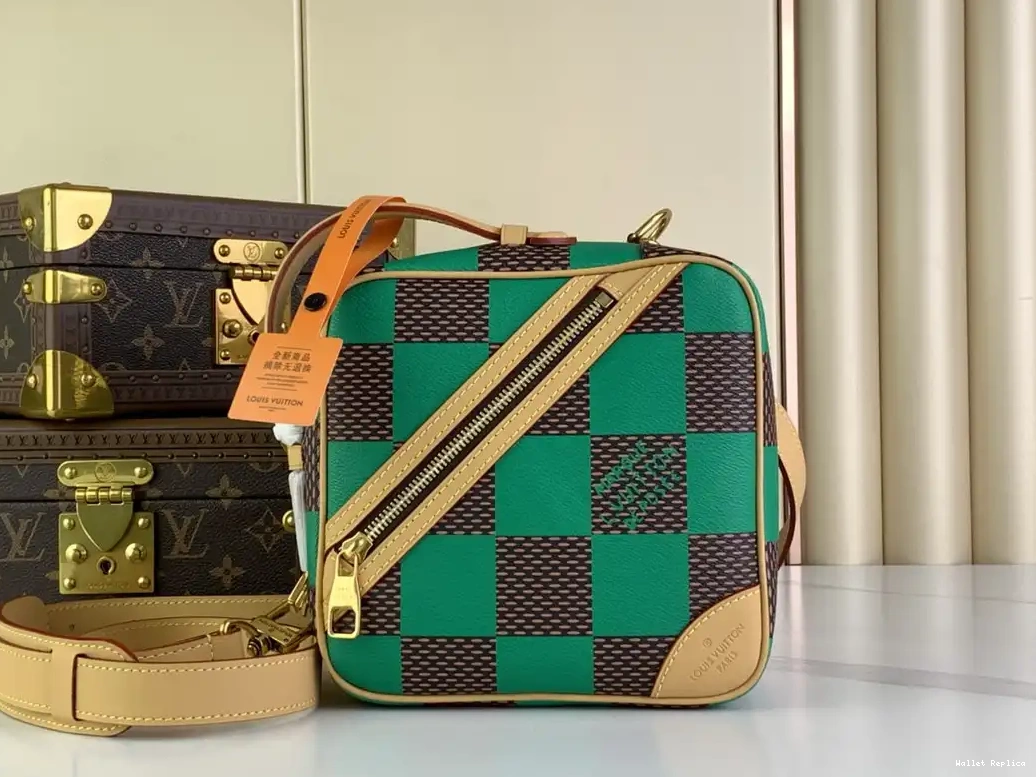 LOUIS Chess Messenger-24*24*8CM VUITTON 0601